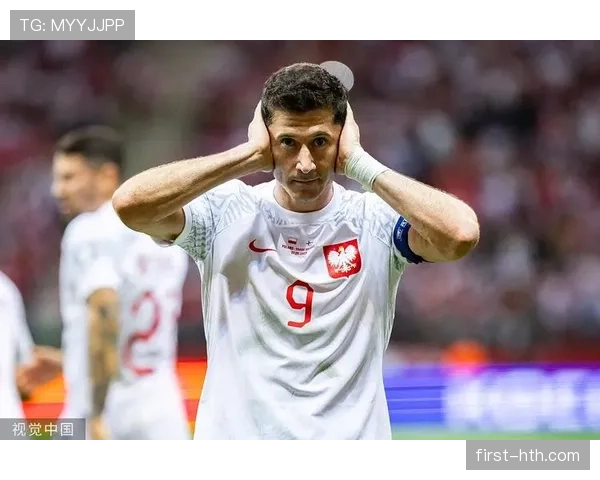 莱万多夫斯基术后恢复计划曝光,状态回升有望重返赛场 莱万多夫斯基术后恢复计划曝光,状态回升有望重返赛场